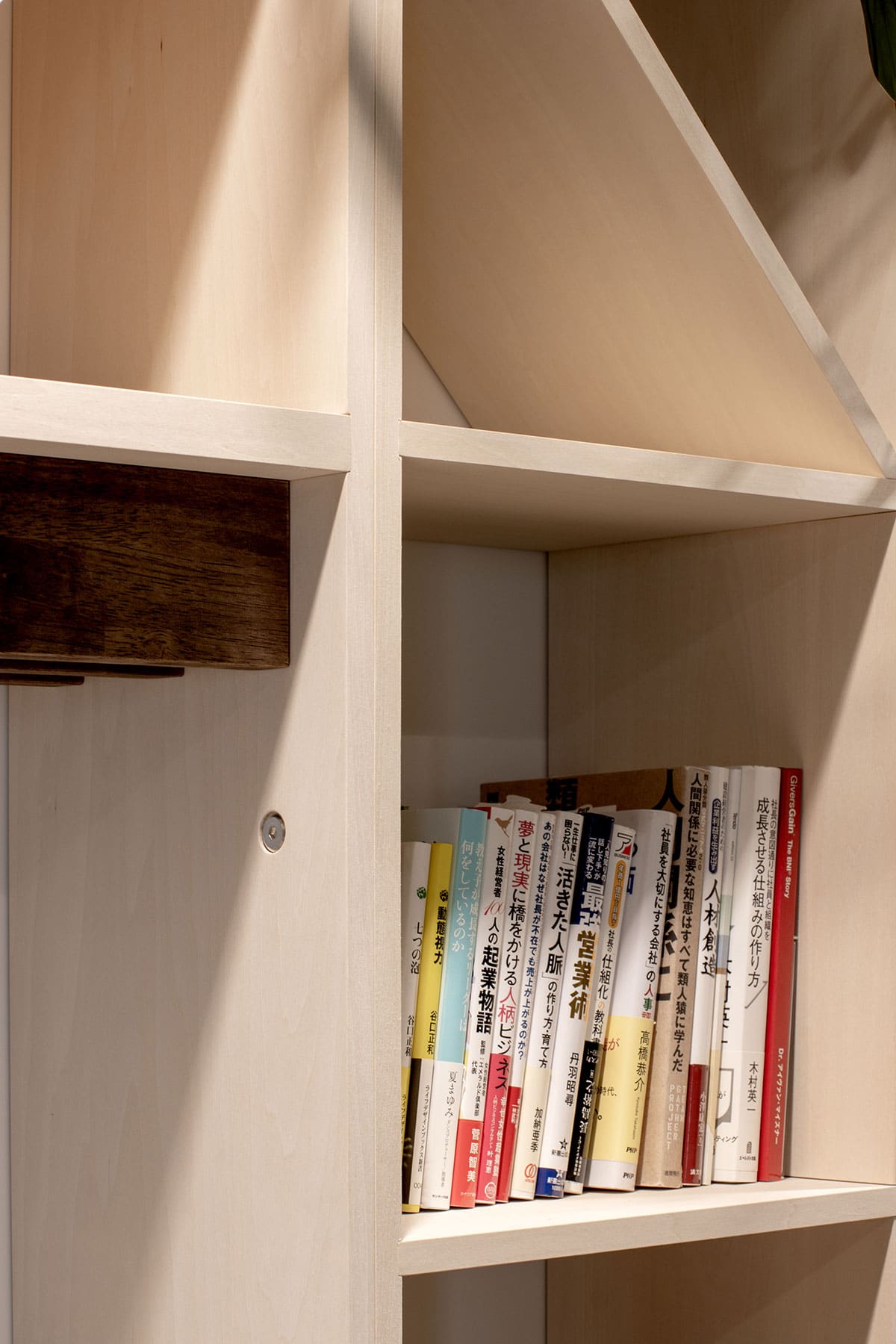 シェア&レンタルオフィス MICAN 様 - Shelf カウンター付き本棚・壁一面の本棚 奥行250mm - マルゲリータお客様事例