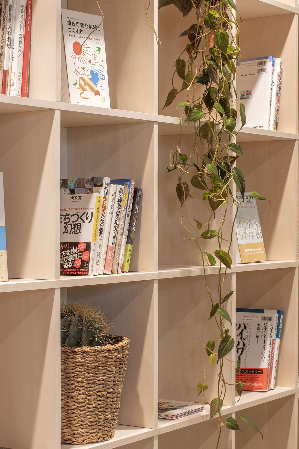 シェア&レンタルオフィス MICAN 様 - Shelf カウンター付き本棚・壁一面の本棚 奥行250mm - マルゲリータお客様事例