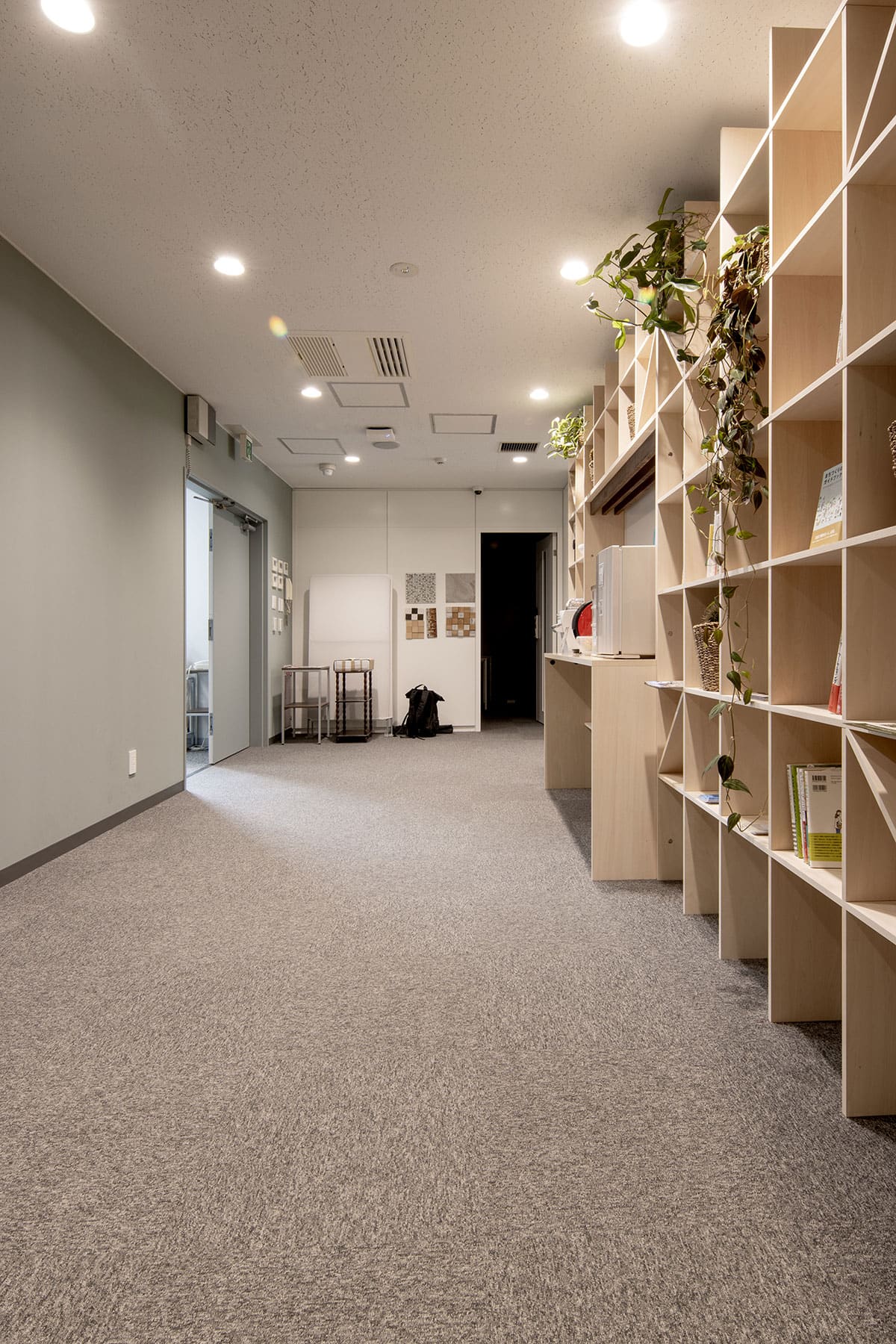 シェア&レンタルオフィス MICAN 様 - Shelf カウンター付き本棚・壁一面の本棚 奥行250mm - マルゲリータお客様事例