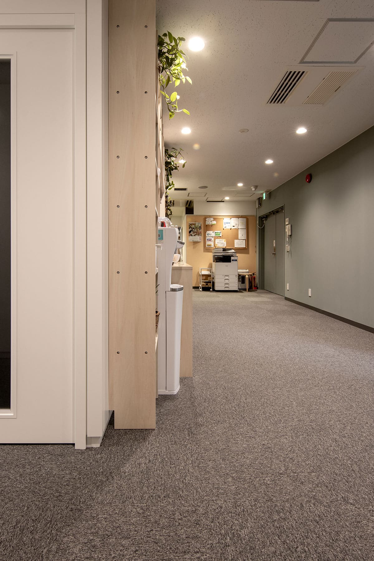 シェア&レンタルオフィス MICAN 様 - Shelf カウンター付き本棚・壁一面の本棚 奥行250mm - マルゲリータお客様事例