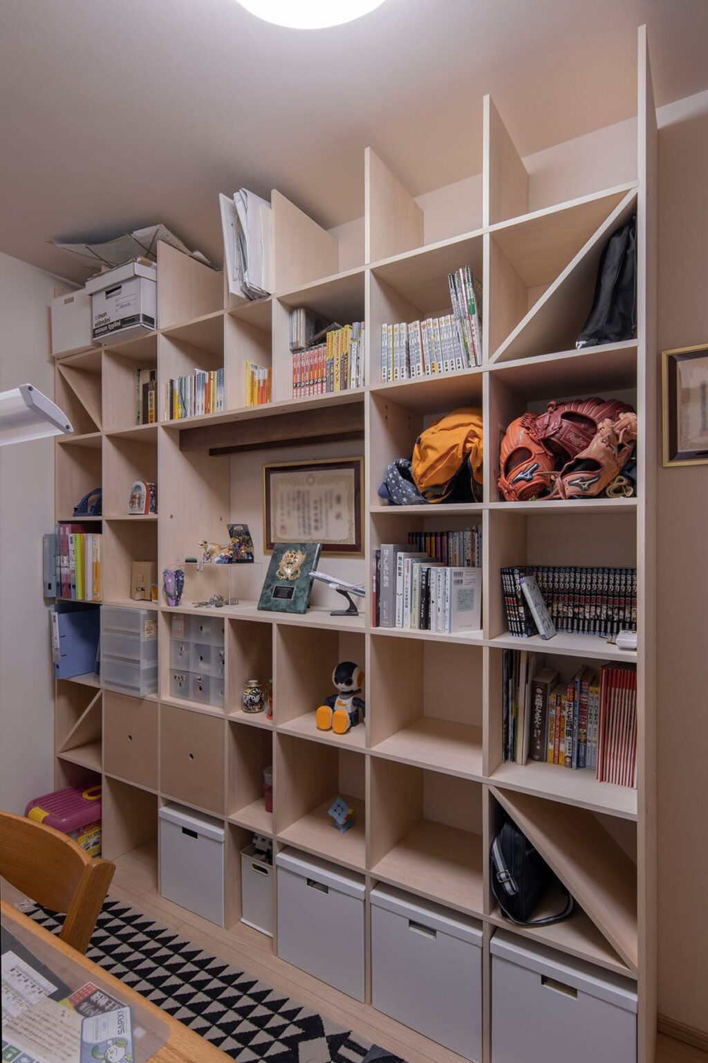 壁に収納をつくる費用は？ 造作・既製品の比較や賃貸でも穴をあけない方法をご紹介