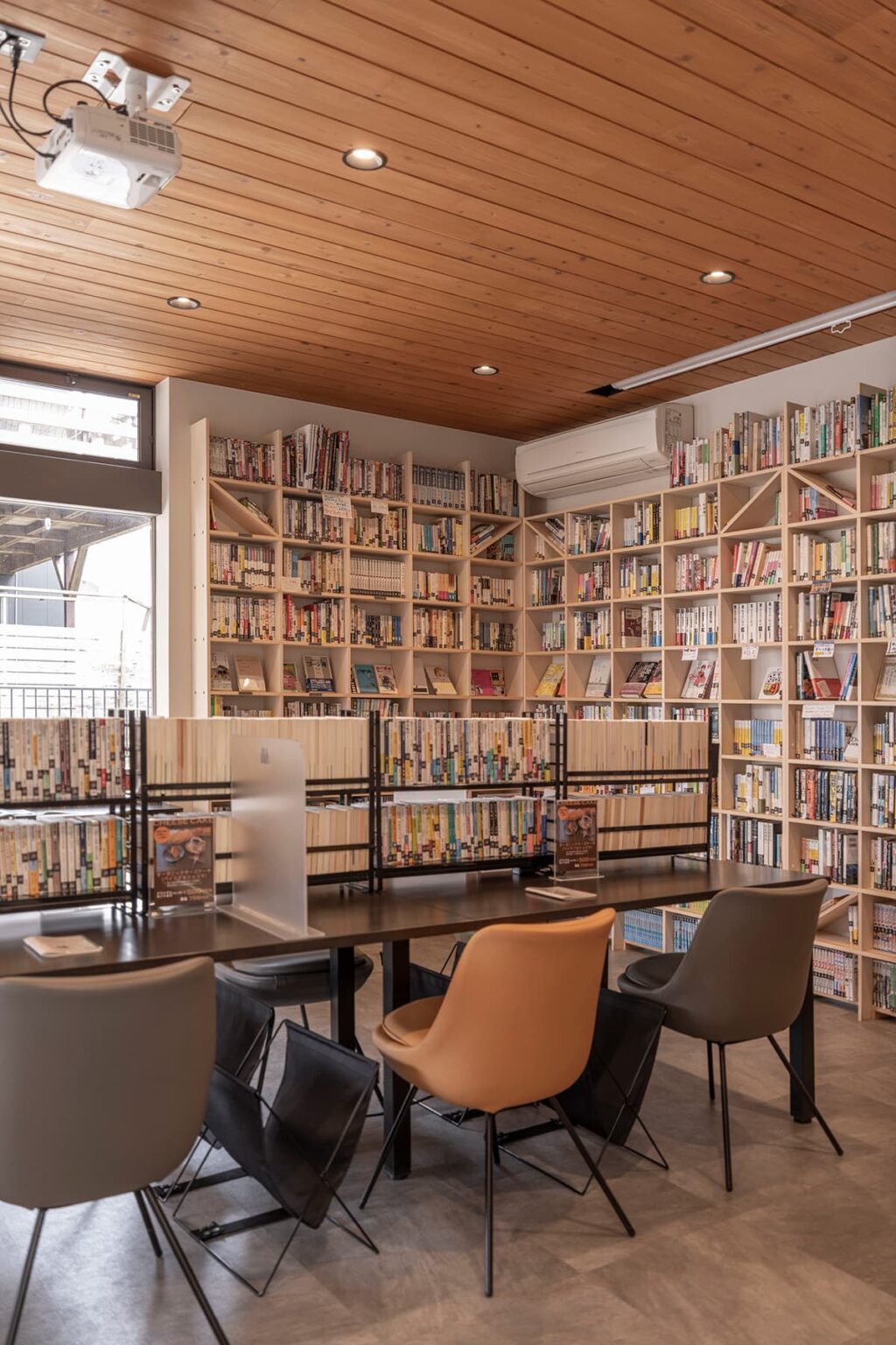 ビジネス書・コミック本などの収納アイデア 大量の本を綺麗に収納する本棚の事例を紹介