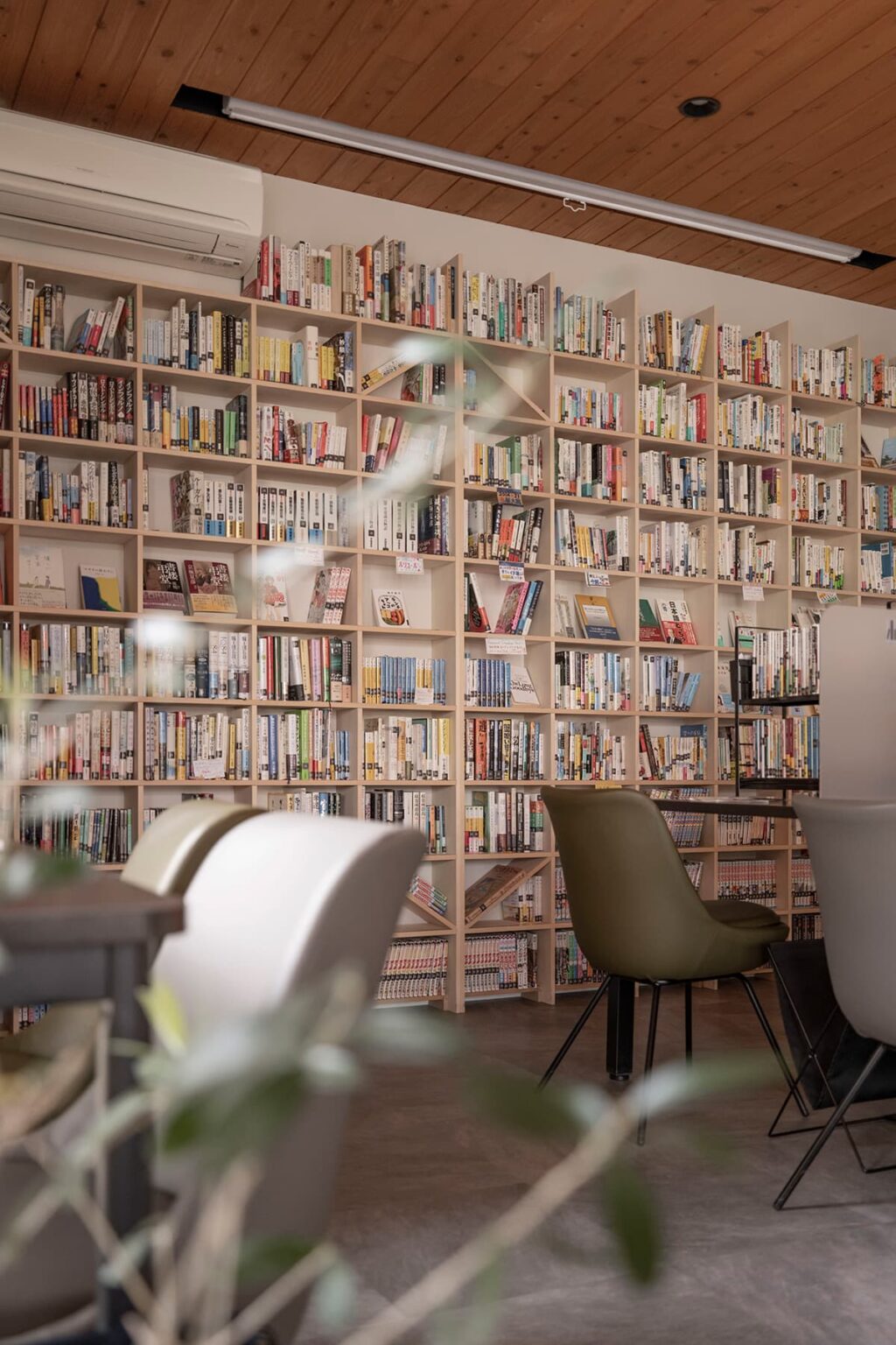 ビジネス書・コミック本などの収納アイデア 大量の本を綺麗に収納する本棚の事例を紹介