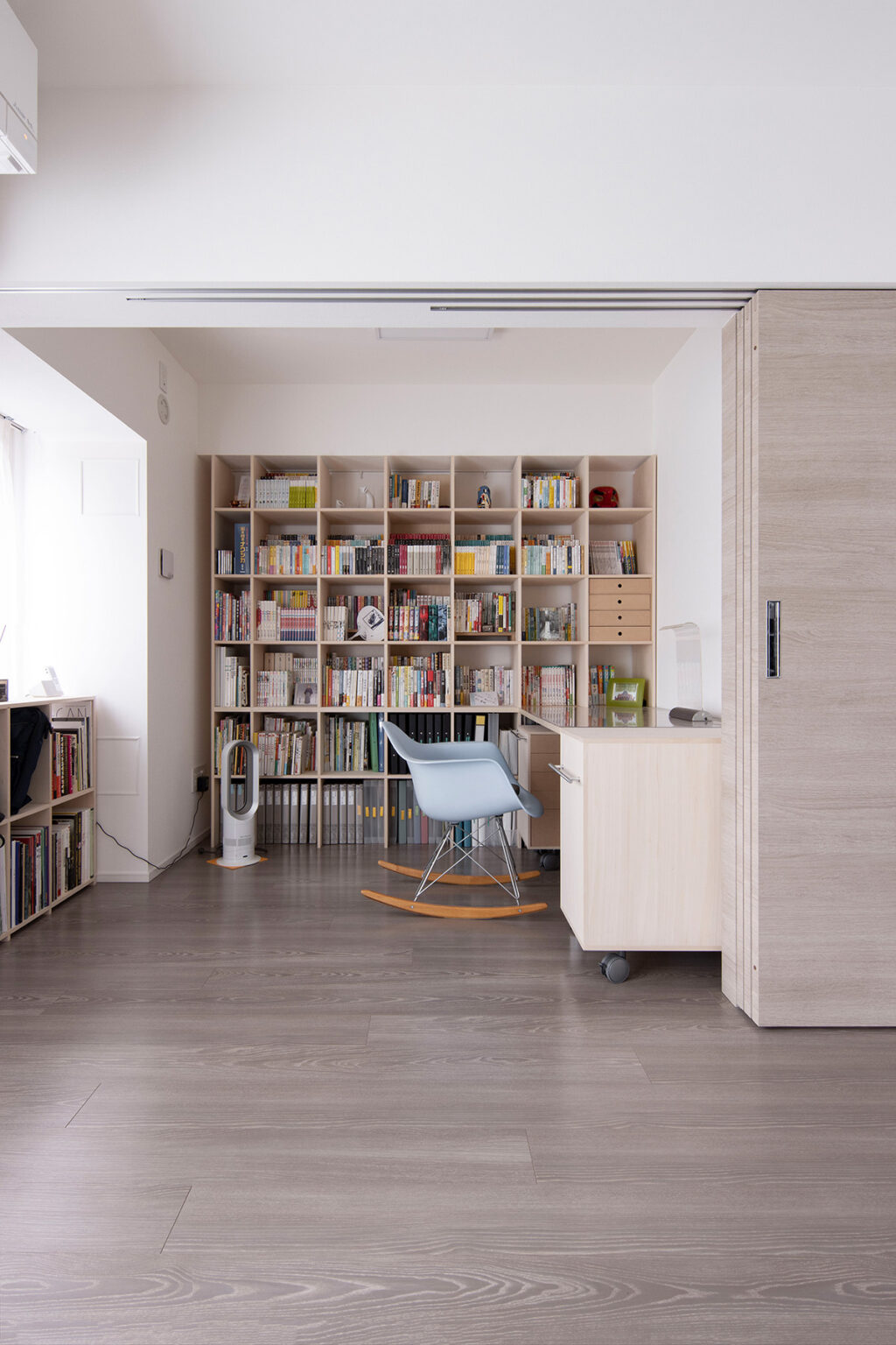 机の上の収納アイデア10選 卓上ラック・小物の収納・デスクと収納一体家具の事例を紹介