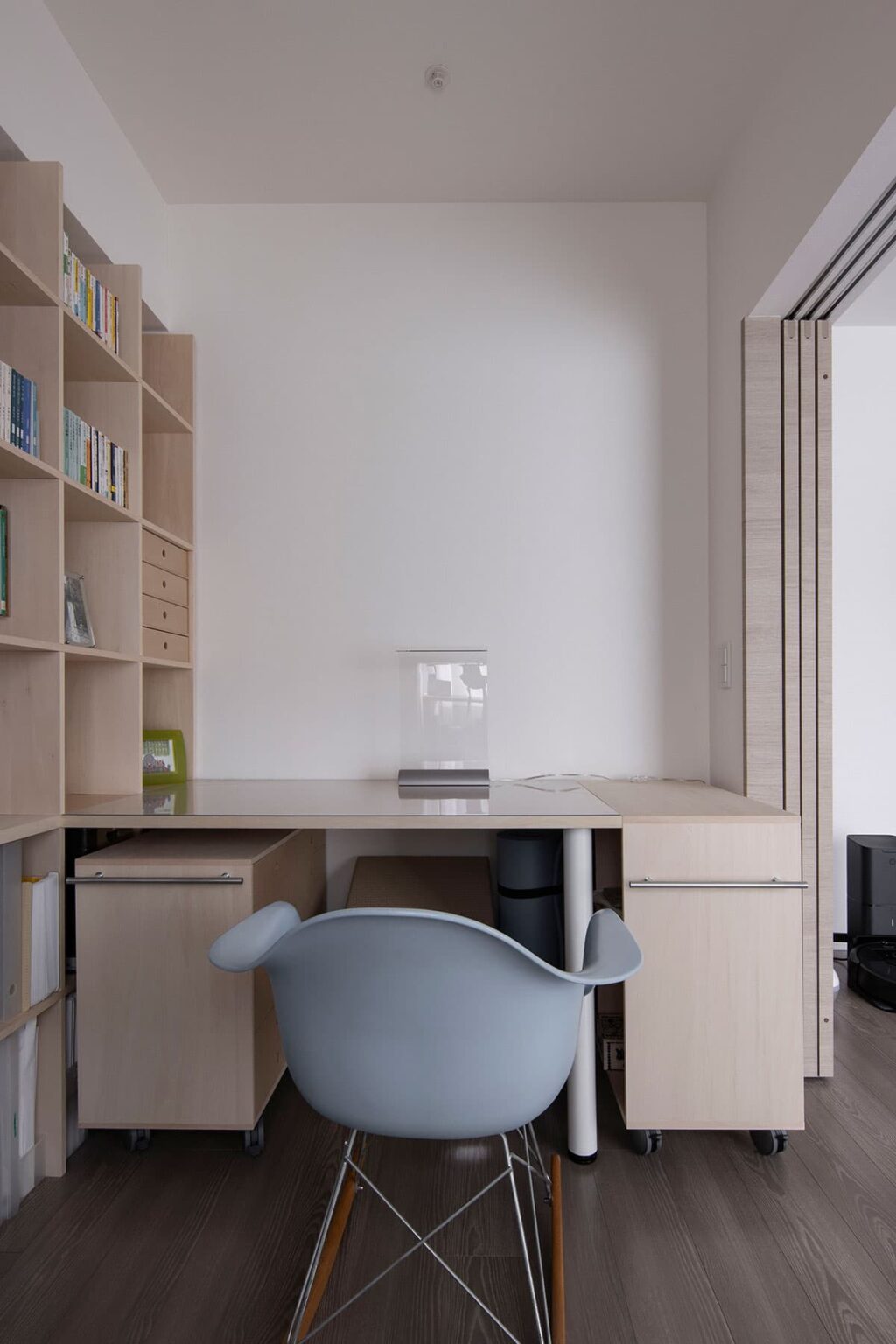 机の上の収納アイデア10選 卓上ラック・小物の収納・デスクと収納一体家具の事例を紹介