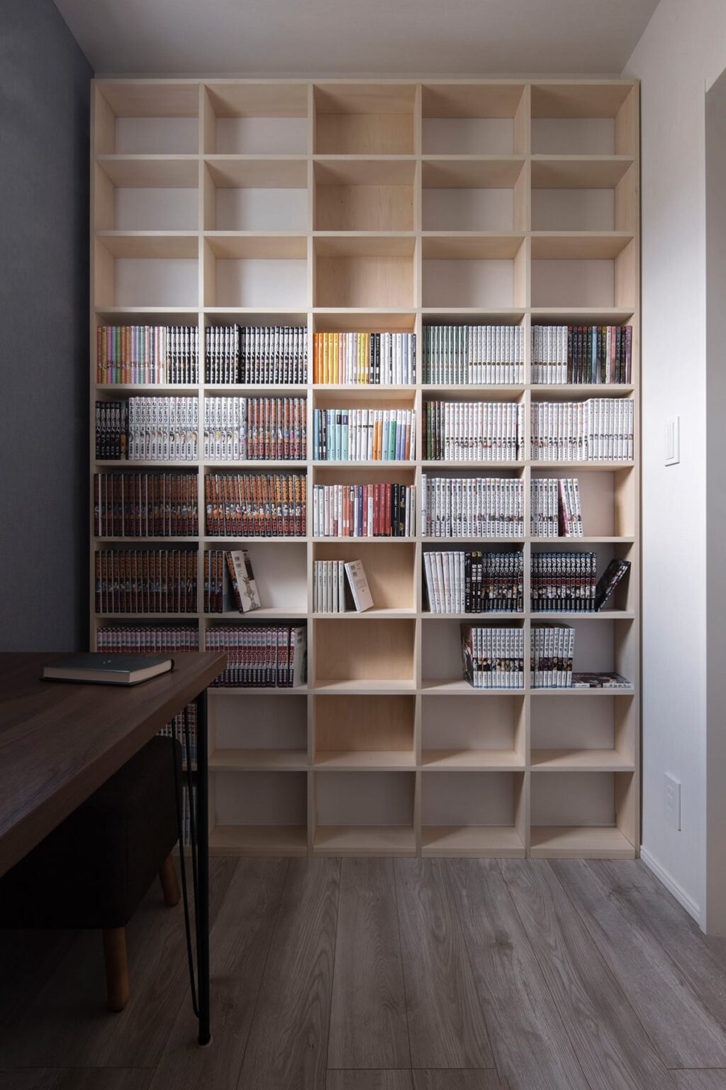 ビジネス書・コミック本などの収納アイデア 大量の本を綺麗に収納する本棚の事例を紹介