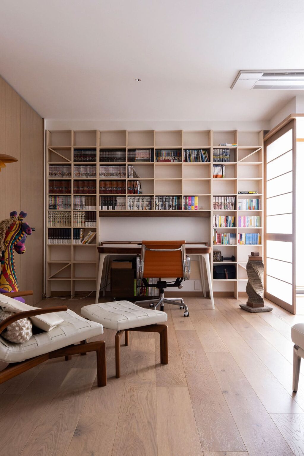 ビジネス書・コミック本などの収納アイデア 大量の本を綺麗に収納する本棚の事例を紹介