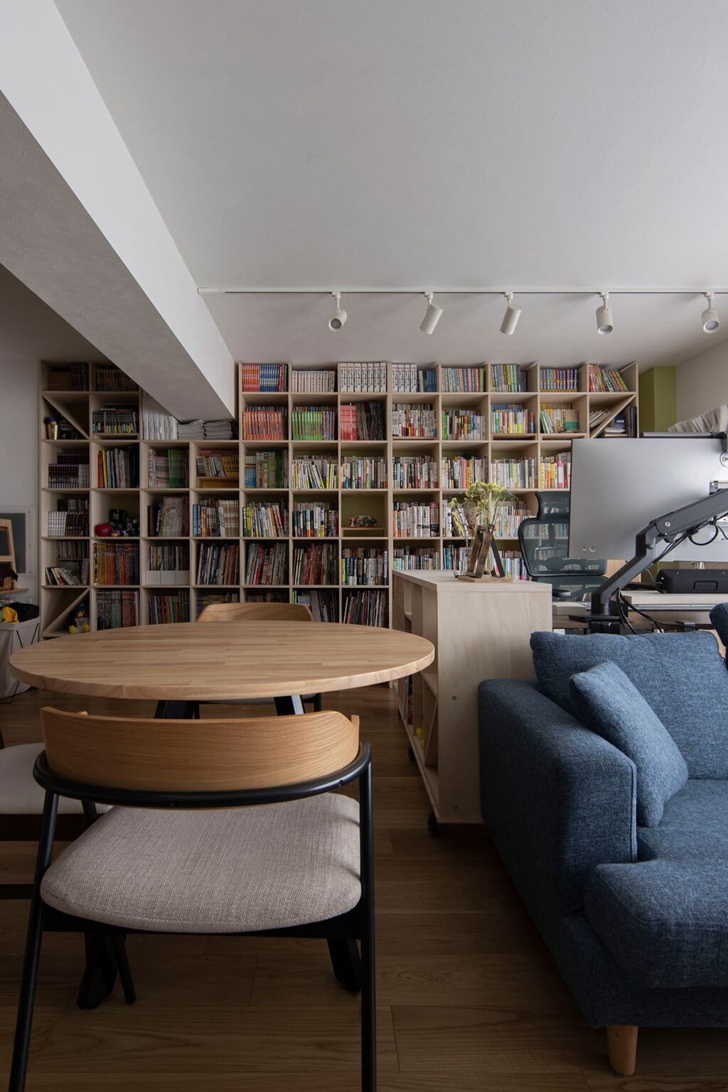 梁下にジャストサイズの収納本棚を設置 窓やエアコンも避けて大容量の収納の事例を紹介