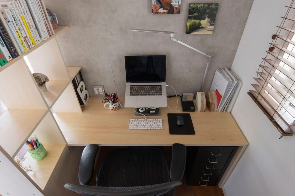 机の上の収納アイデア10選 卓上ラック・小物の収納・デスクと収納一体家具の事例を紹介