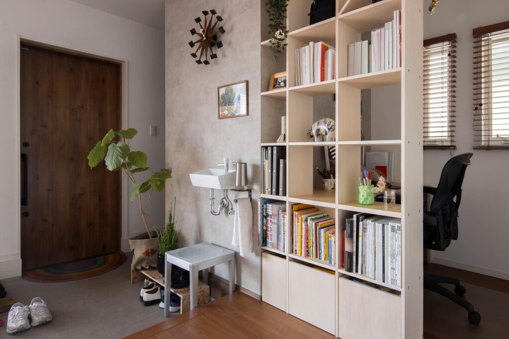 机の上の収納アイデア10選 卓上ラック・小物の収納・デスクと収納一体家具の事例を紹介