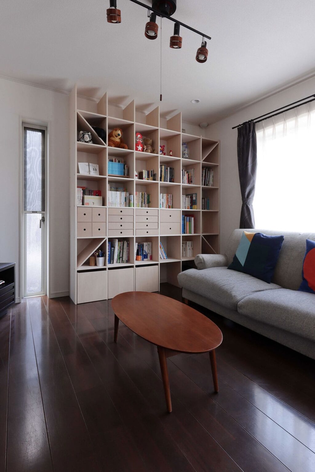 壁に収納をつくる費用は? 造作・既製品の比較や賃貸でも穴をあけない方法をご紹介