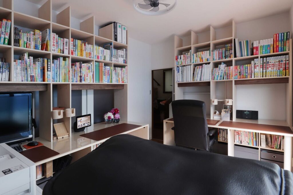 机の上の収納アイデア10選 卓上ラック・小物の収納・デスクと収納一体家具の事例を紹介