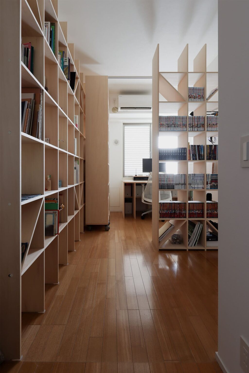 図書館みたいな部屋の実例 8選 本や本棚に囲まれる暮らしの事例を紹介