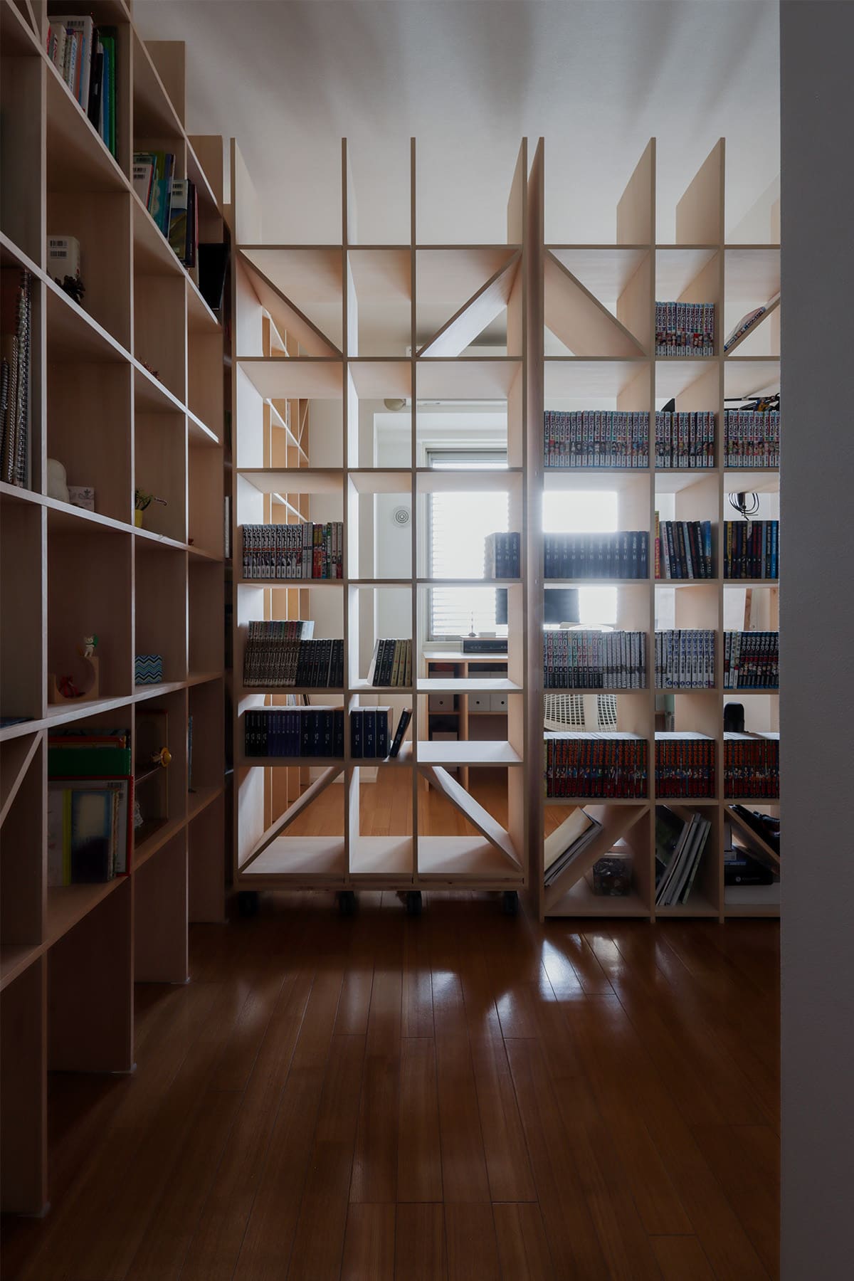 図書館みたいな部屋の実例 8選 本や本棚に囲まれる暮らしの事例を紹介