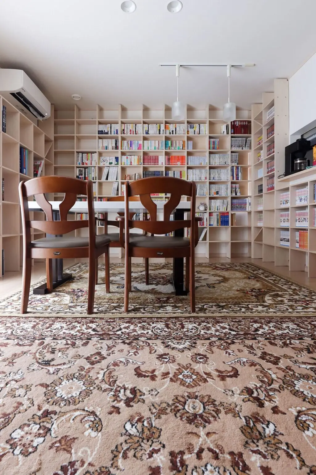 図書館みたいな部屋の実例 8選 本や本棚に囲まれる暮らしの事例を紹介