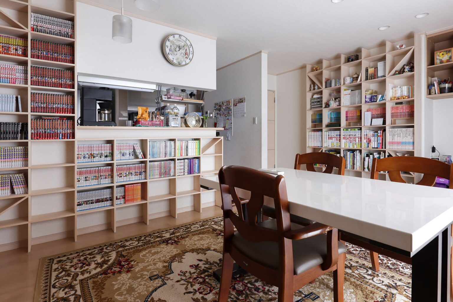 図書館みたいな部屋の実例 8選 本や本棚に囲まれる暮らしの事例を紹介