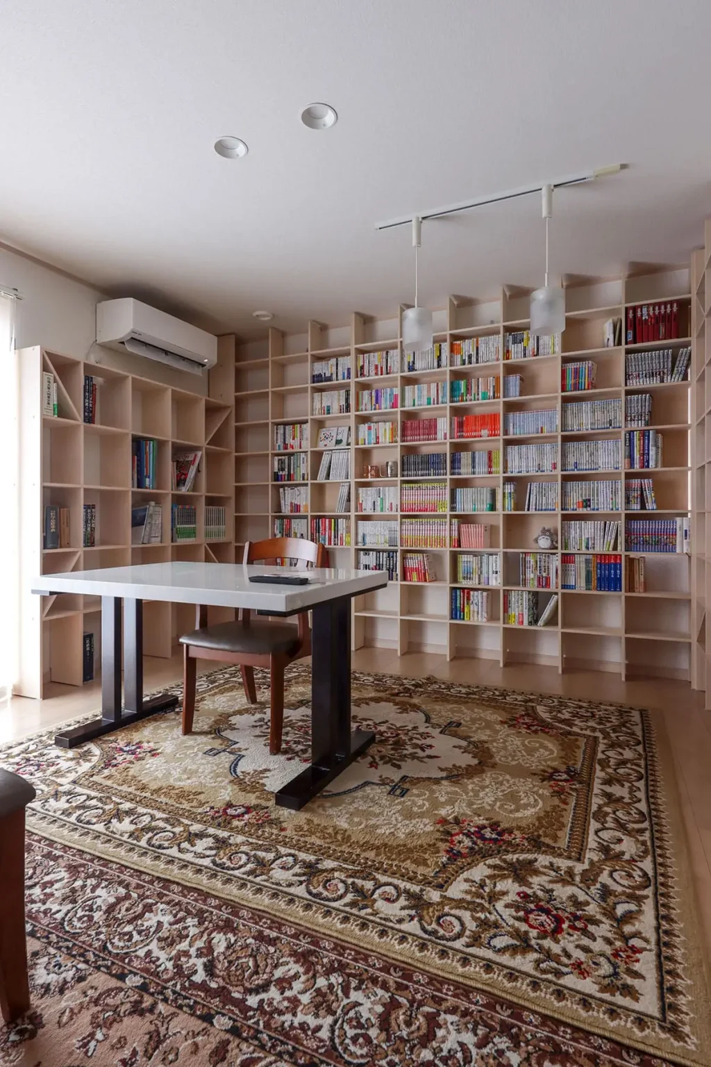 図書館みたいな部屋の実例 8選 本や本棚に囲まれる暮らしの事例を紹介