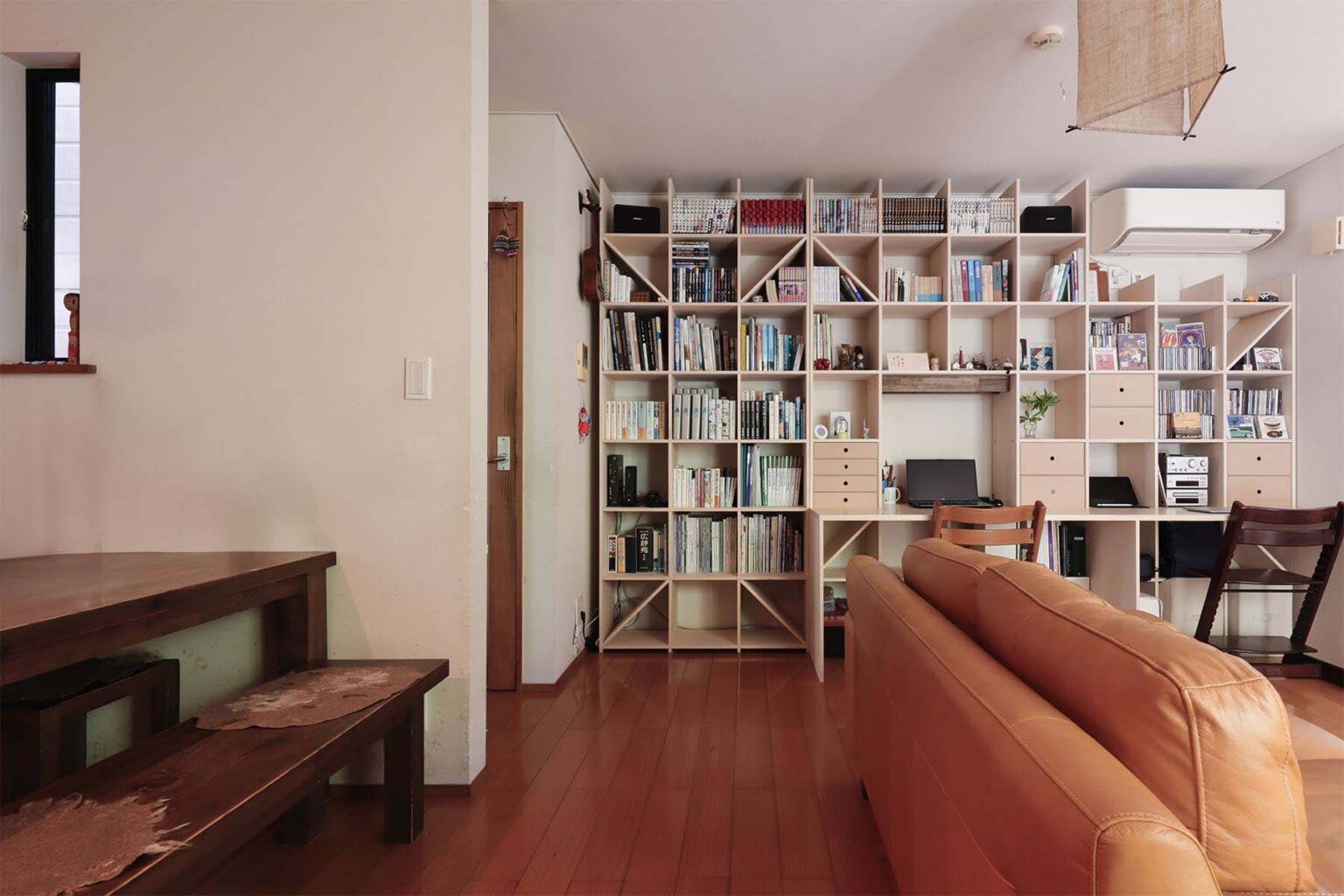 ビジネス書・コミック本などの収納アイデア 大量の本を綺麗に収納する本棚の事例を紹介