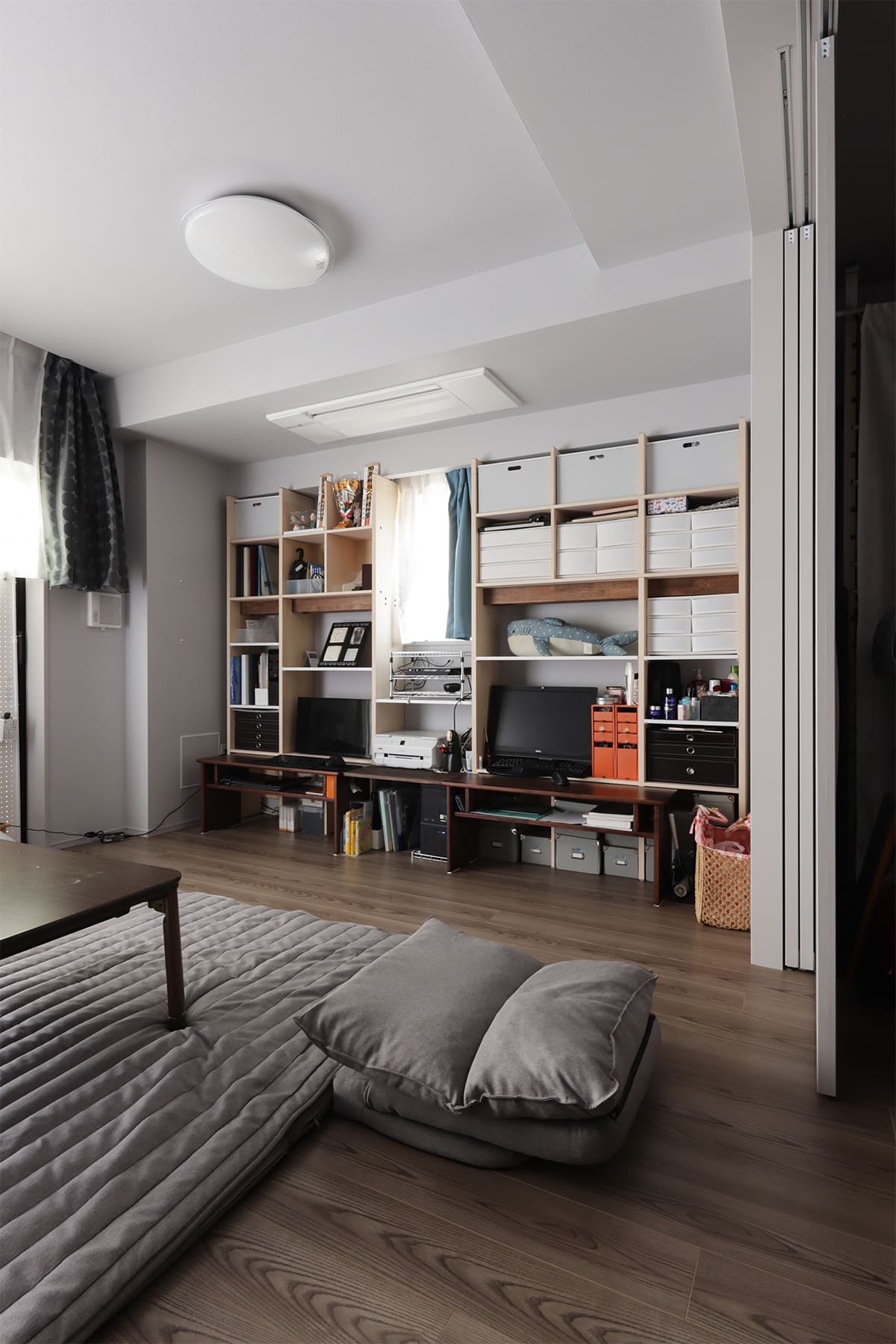 壁に収納をつくる費用は? 造作・既製品の比較や賃貸でも穴をあけない方法をご紹介