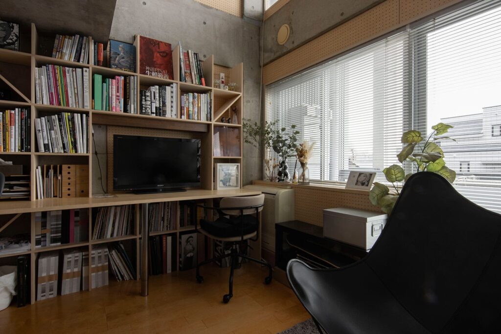 机の上の収納アイデア10選 卓上ラック・小物の収納・デスクと収納一体家具の事例を紹介