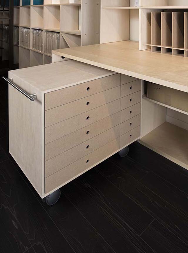 机の上の収納アイデア10選 卓上ラック・小物の収納・デスクと収納一体家具の事例を紹介