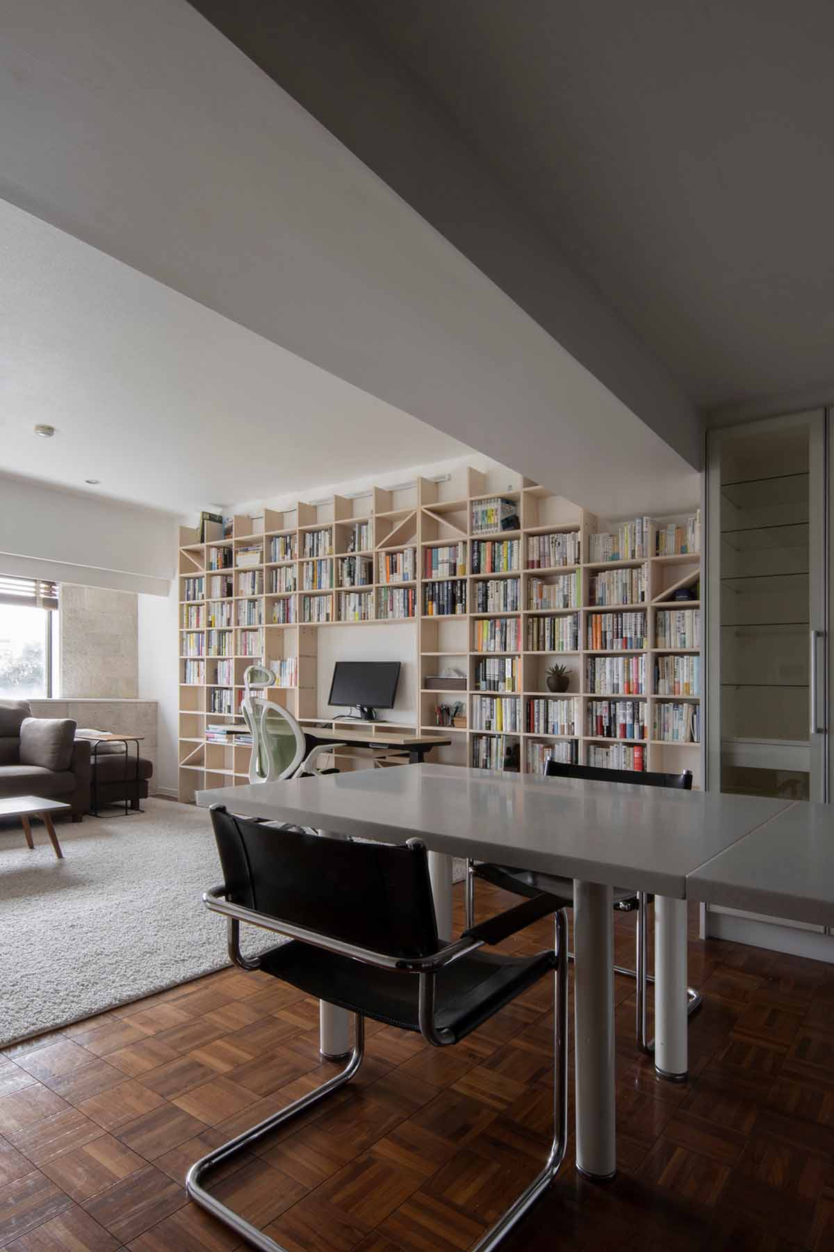 梁下にジャストサイズの収納本棚を設置 窓やエアコンも避けて大容量の収納の事例を紹介