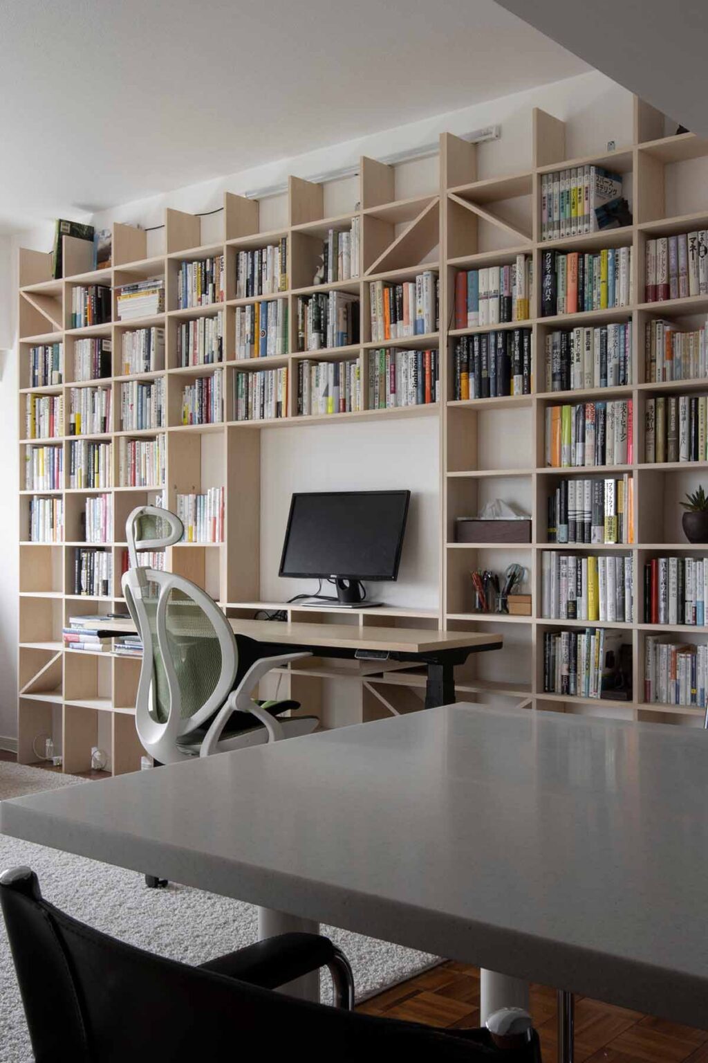 ビジネス書・コミック本などの収納アイデア 大量の本を綺麗に収納する本棚の事例を紹介