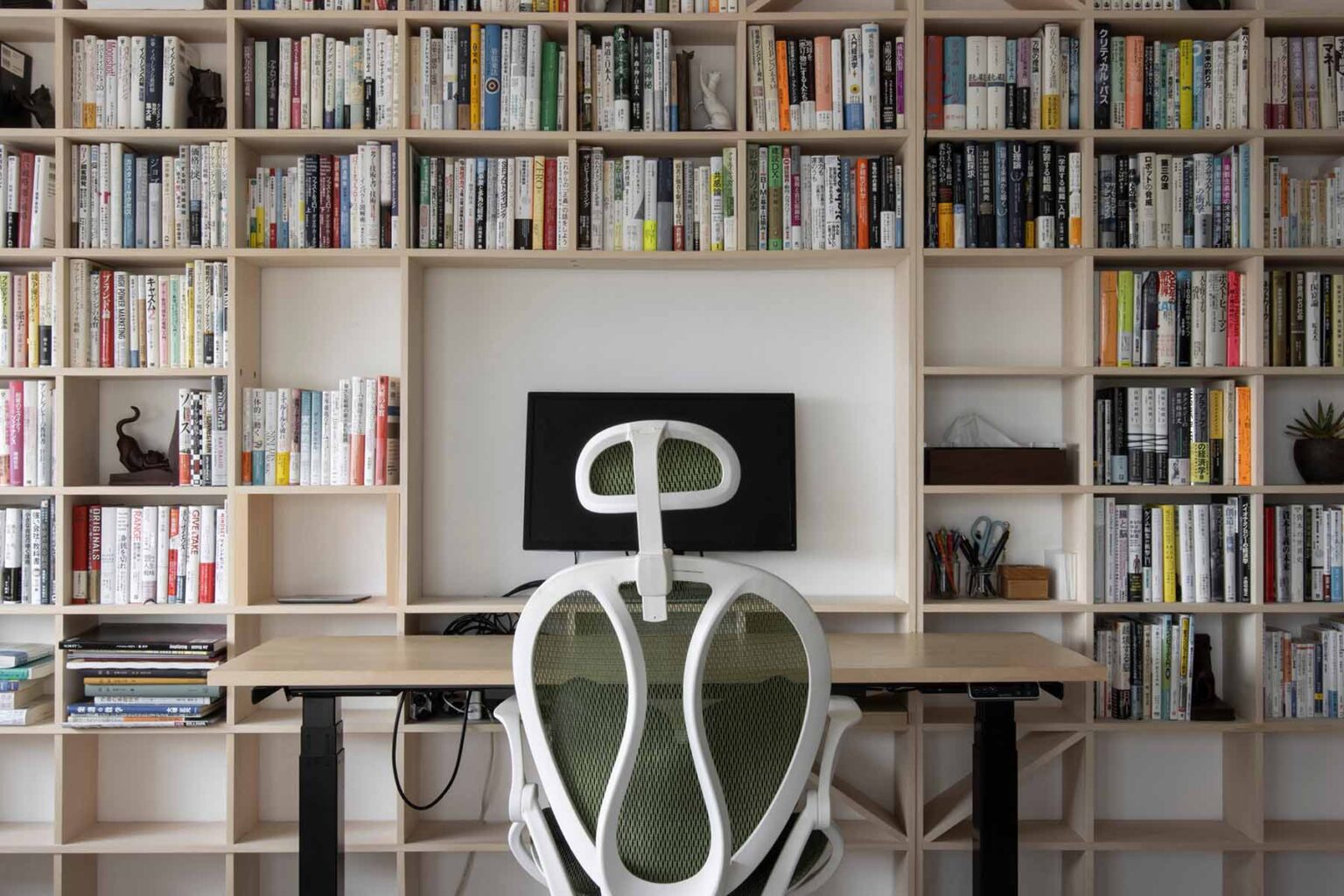 ビジネス書・コミック本などの収納アイデア 大量の本を綺麗に収納する本棚の事例を紹介