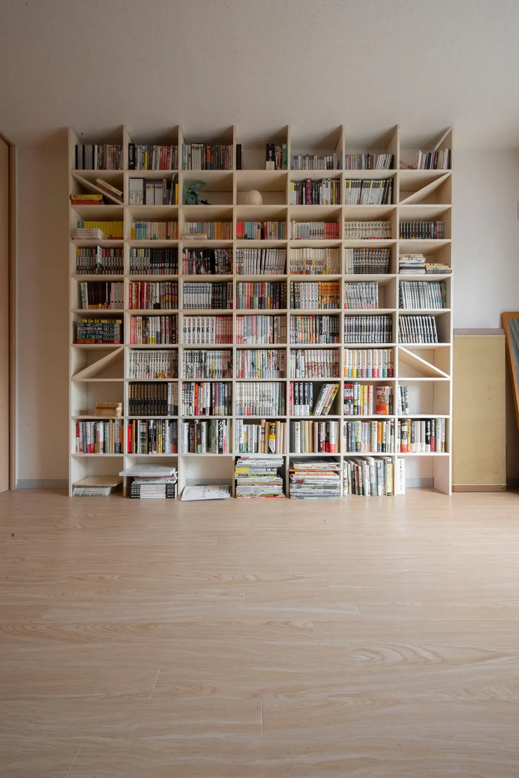 ビジネス書・コミック本などの収納アイデア 大量の本を綺麗に収納する本棚の事例を紹介