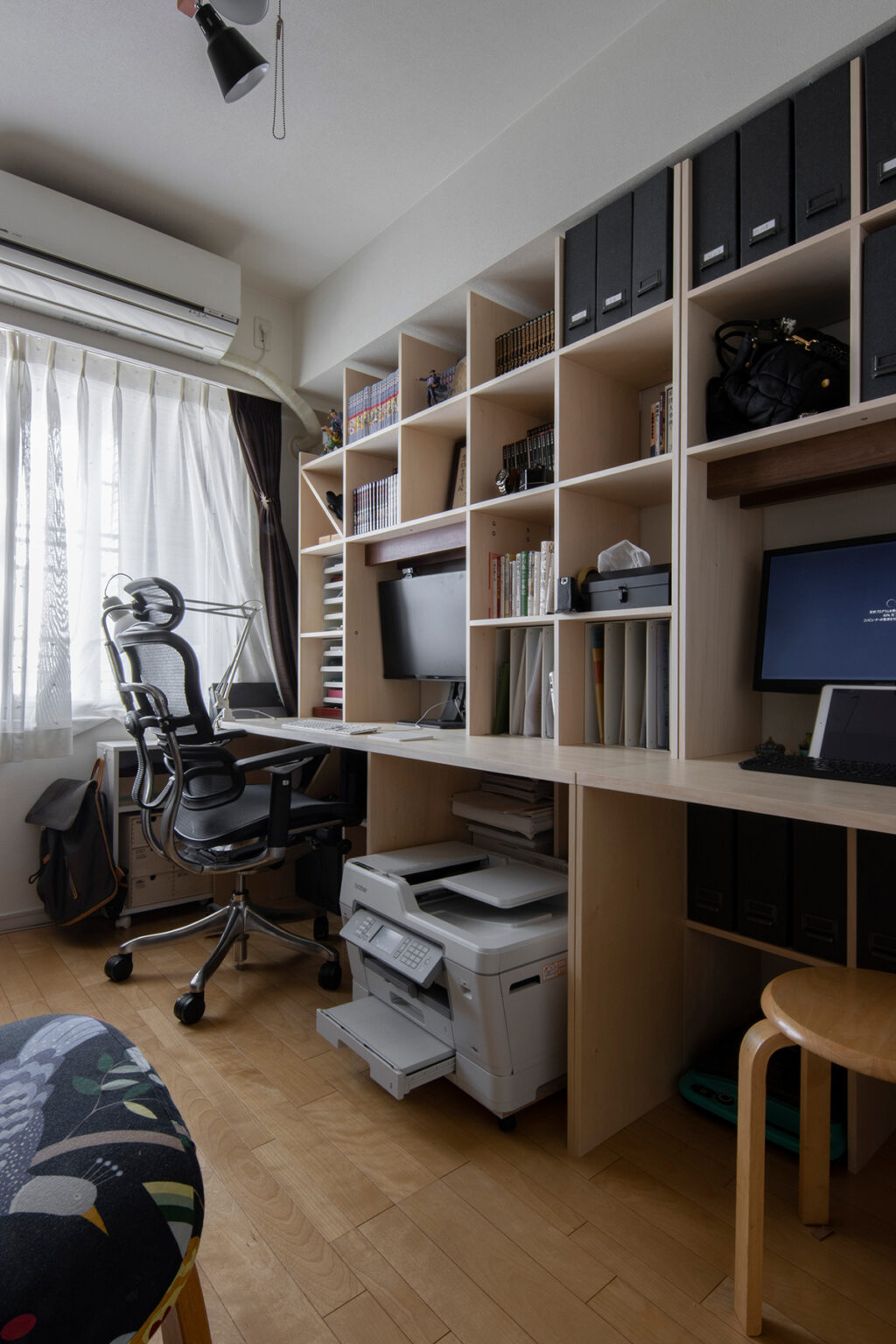 机の上の収納アイデア10選 卓上ラック・小物の収納・デスクと収納一体家具