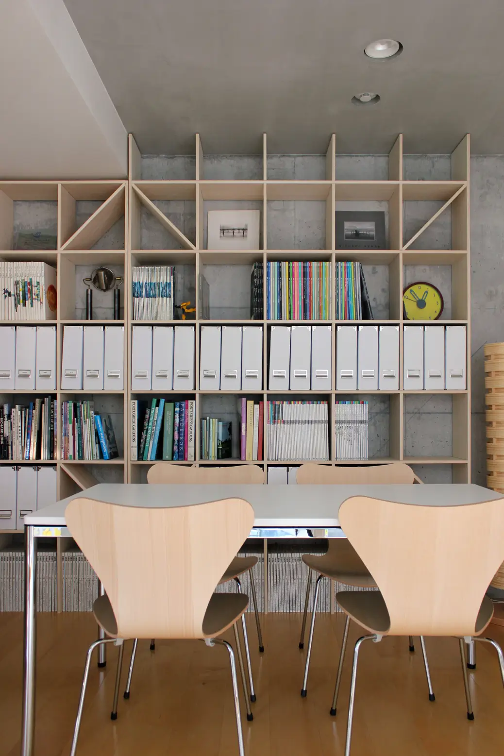 梁下にジャストサイズの収納本棚を設置 窓やエアコンも避けて大容量の収納の事例を紹介