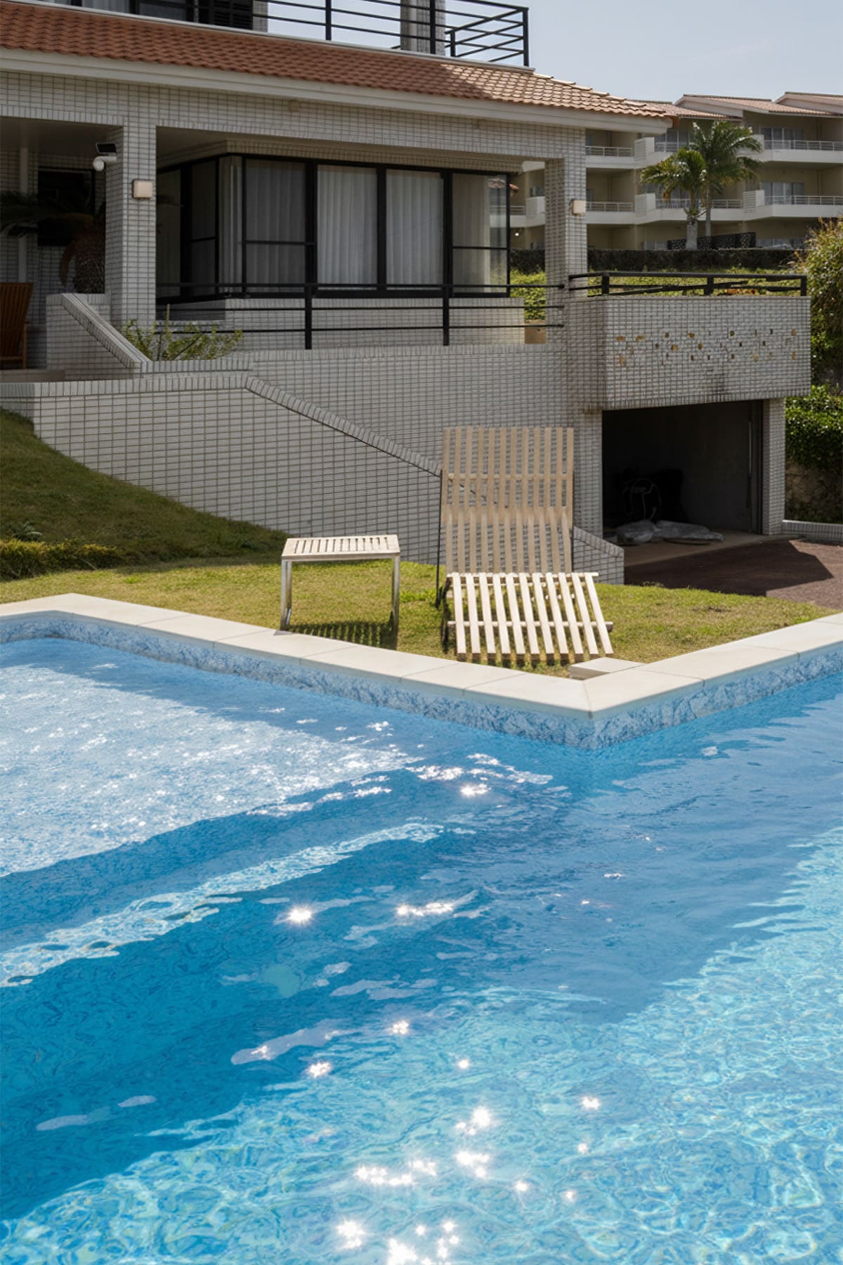 石垣島の民泊プールサイドに - EXA アウトドアファニチャー - マルゲリータお客様事例