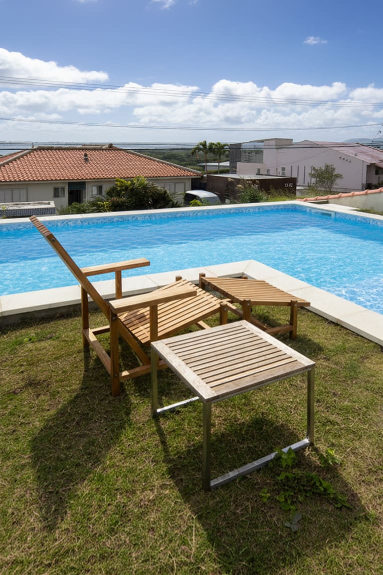石垣島の民泊プールサイドに - EXA アウトドアファニチャー - マルゲリータお客様事例