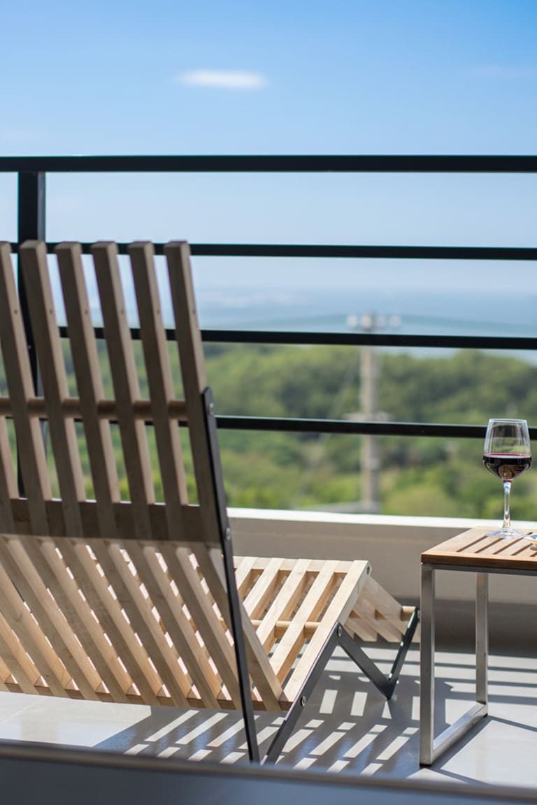 石垣島民泊のバルコニーに - EXA アウトドアファニチャー - マルゲリータお客様事例