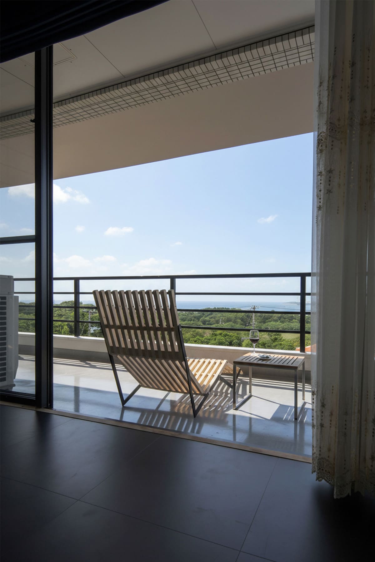 石垣島民泊のバルコニーに - EXA アウトドアファニチャー - マルゲリータお客様事例