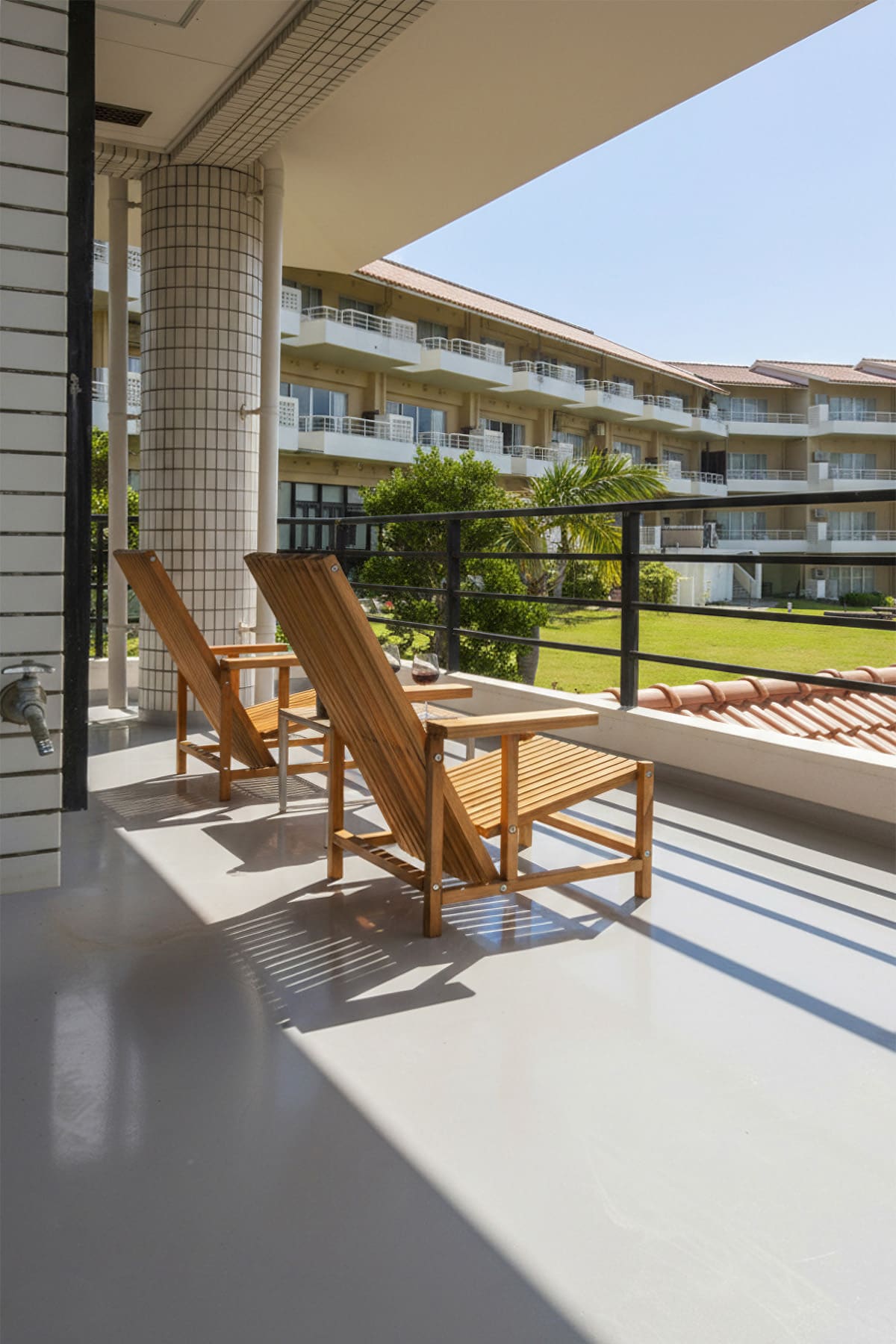 石垣島民泊のバルコニーに - EXA アウトドアファニチャー - マルゲリータお客様事例