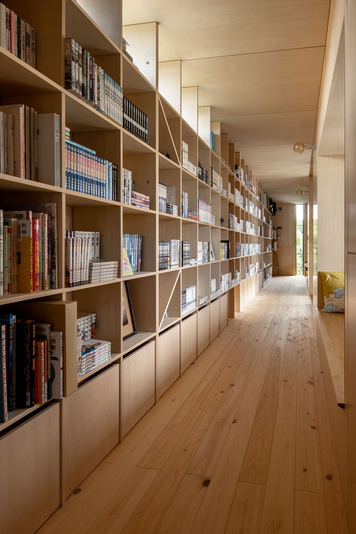 長い廊下の壁一面の本棚 - Shelf 壁一面の本棚 奥行350mm / アンダーカウンター本棚 - マルゲリータお客様事例