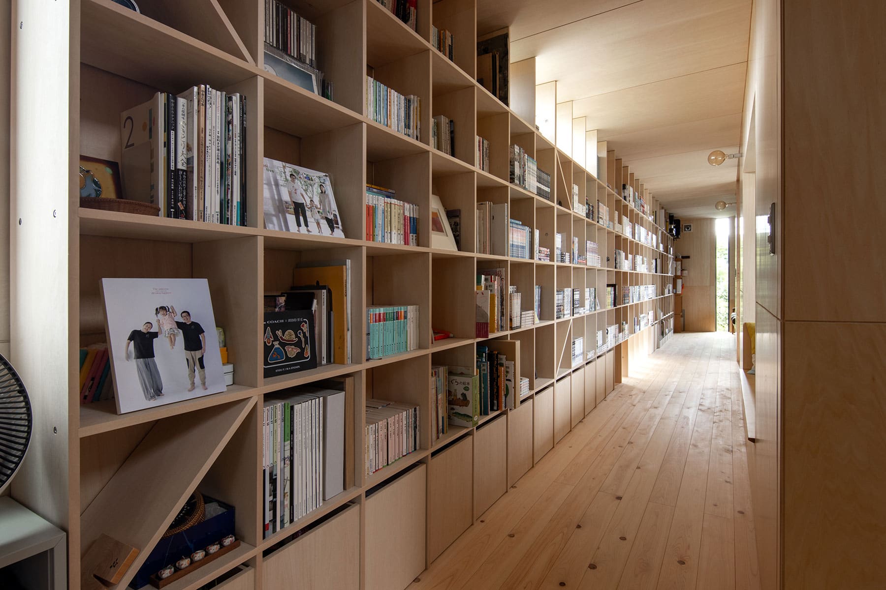 長い廊下の壁一面の本棚 - Shelf 壁一面の本棚 奥行350mm / アンダーカウンター本棚 - マルゲリータお客様事例