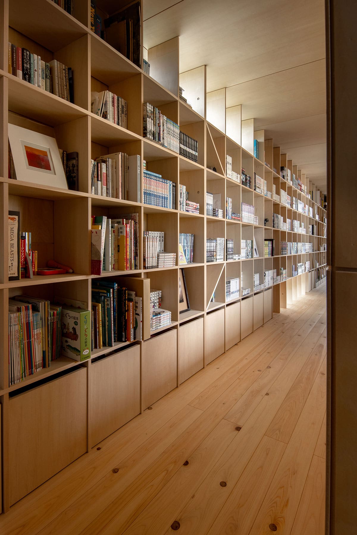 長い廊下の壁一面の本棚 - Shelf 壁一面の本棚 奥行350mm / アンダーカウンター本棚 - マルゲリータお客様事例