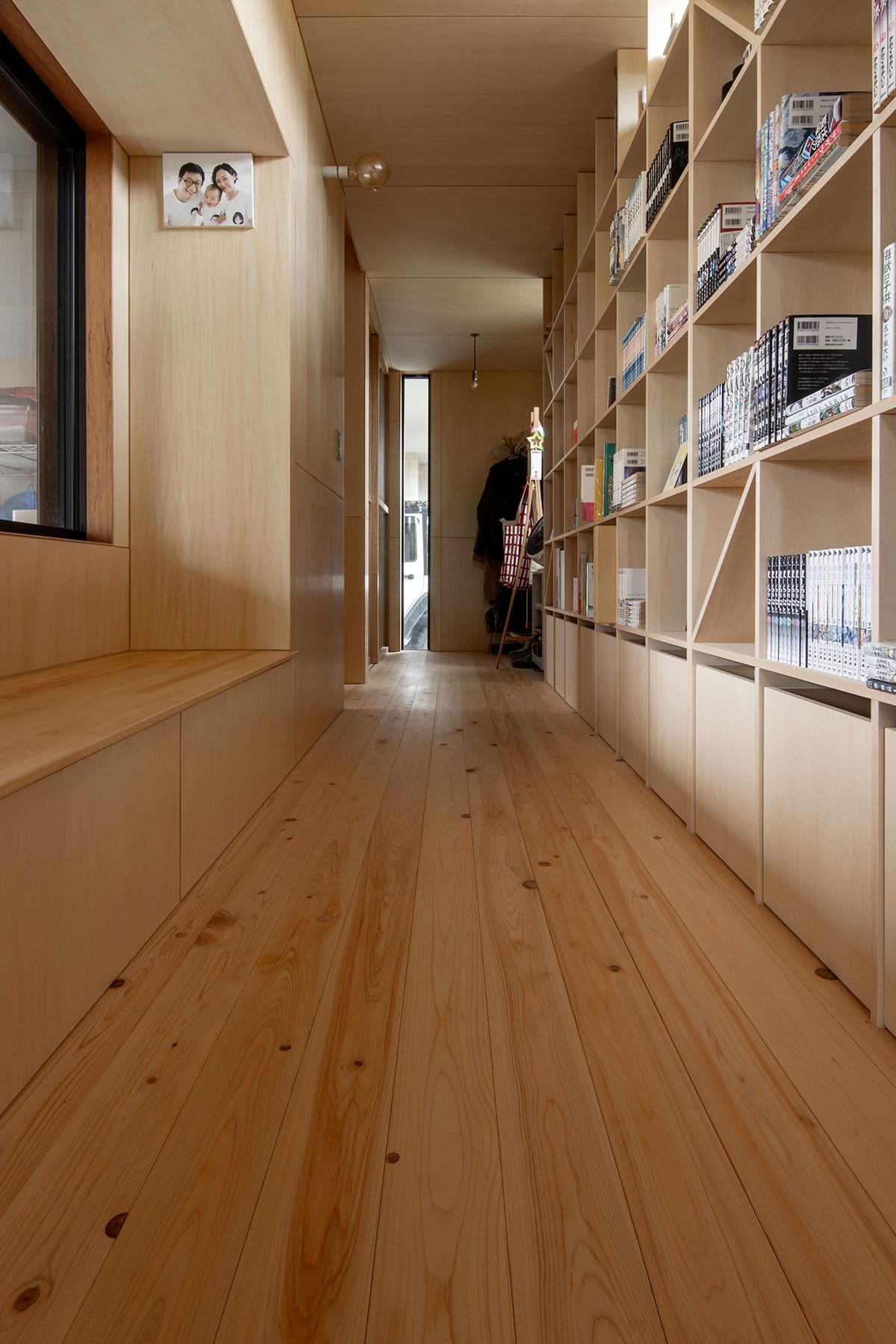 長い廊下の壁一面の本棚 - Shelf 壁一面の本棚 奥行350mm / アンダーカウンター本棚 - マルゲリータお客様事例
