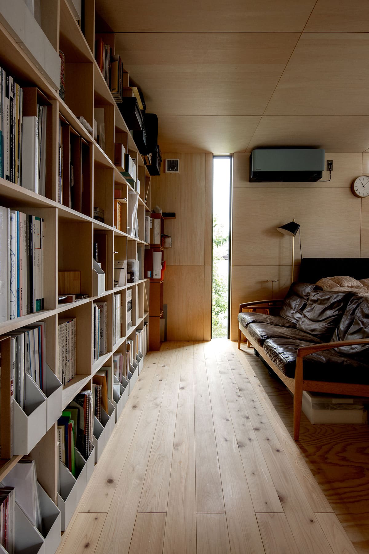 長い廊下の壁一面の本棚 - Shelf 壁一面の本棚 奥行350mm / アンダーカウンター本棚 - マルゲリータお客様事例