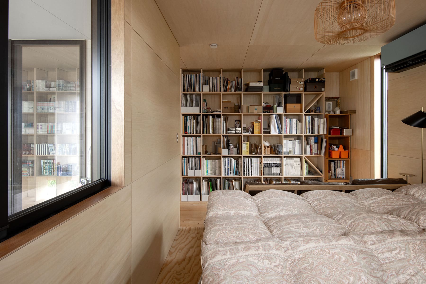 長い廊下の壁一面の本棚 - Shelf 壁一面の本棚 奥行350mm / アンダーカウンター本棚 - マルゲリータお客様事例