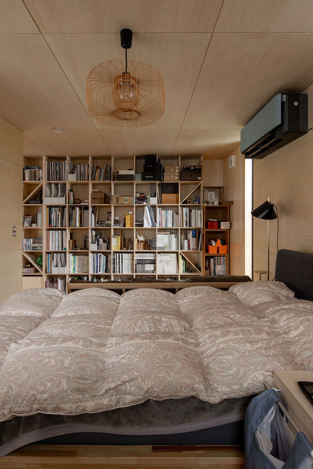 長い廊下の壁一面の本棚 - Shelf 壁一面の本棚 奥行350mm / アンダーカウンター本棚 - マルゲリータお客様事例