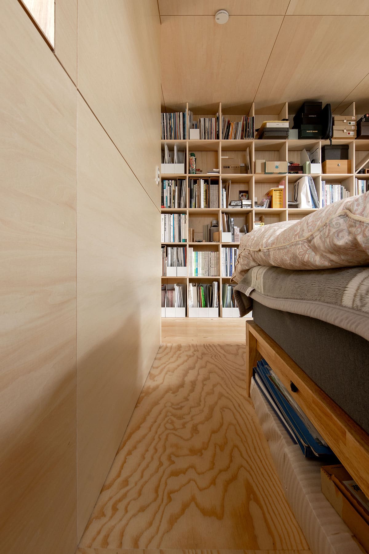 長い廊下の壁一面の本棚 - Shelf 壁一面の本棚 奥行350mm / アンダーカウンター本棚 - マルゲリータお客様事例