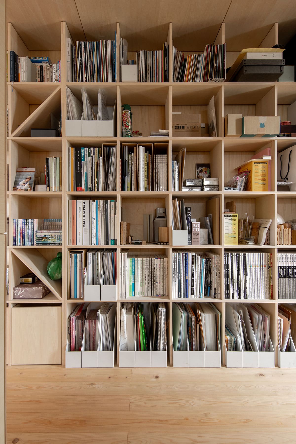 長い廊下の壁一面の本棚 - Shelf 壁一面の本棚 奥行350mm / アンダーカウンター本棚 - マルゲリータお客様事例