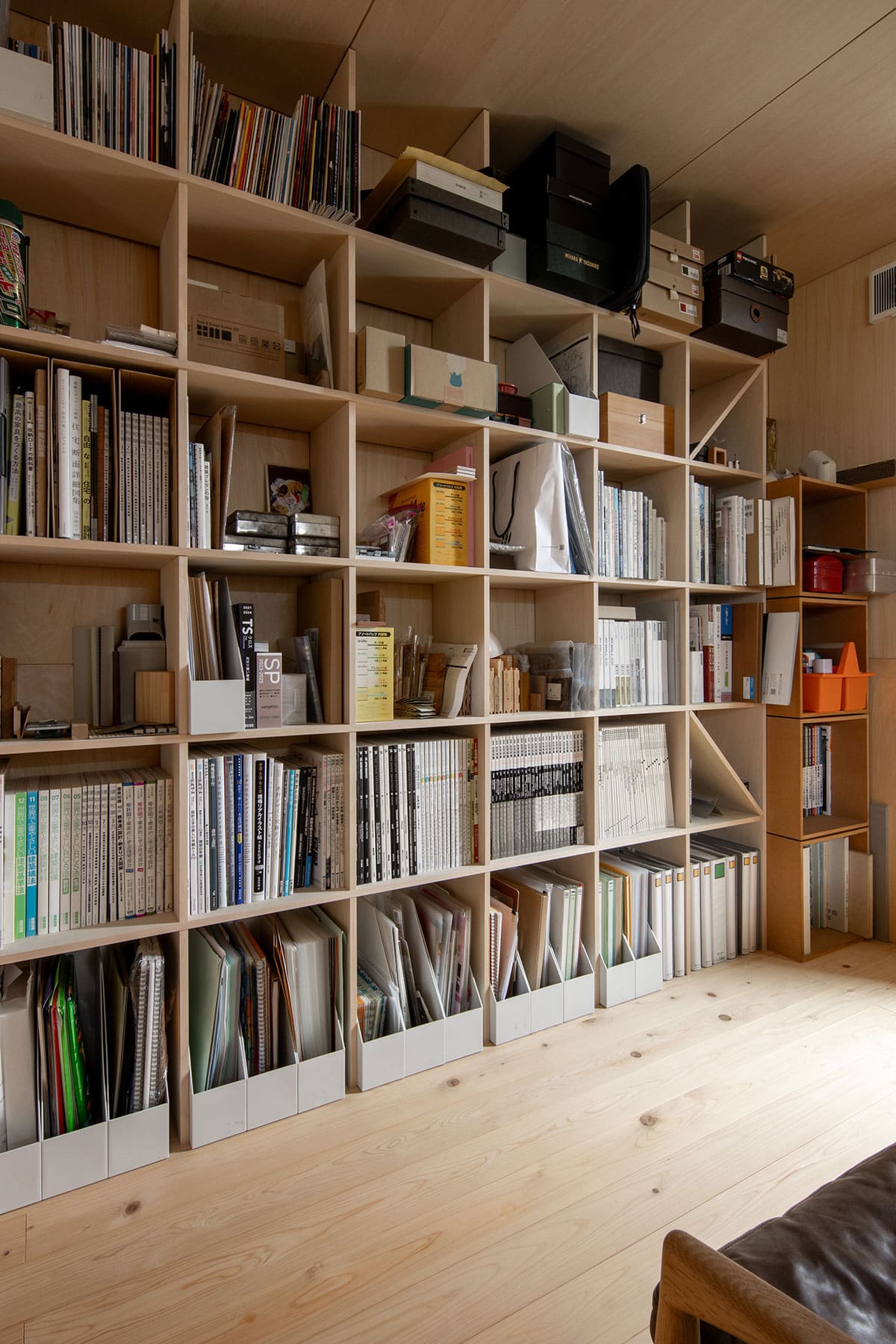 長い廊下の壁一面の本棚 - Shelf 壁一面の本棚 奥行350mm / アンダーカウンター本棚 - マルゲリータお客様事例