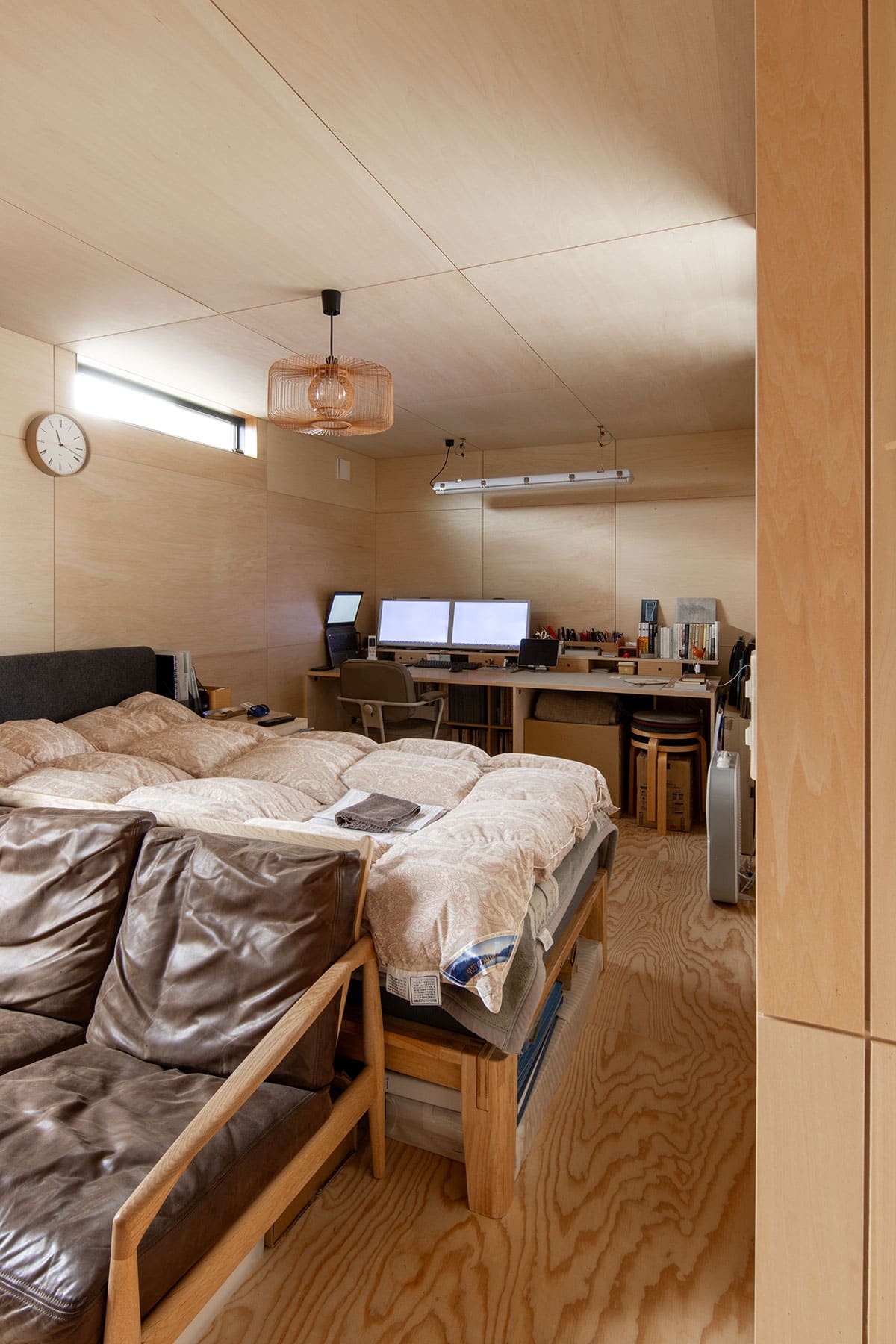 長い廊下の壁一面の本棚 - Shelf 壁一面の本棚 奥行350mm / アンダーカウンター本棚 - マルゲリータお客様事例