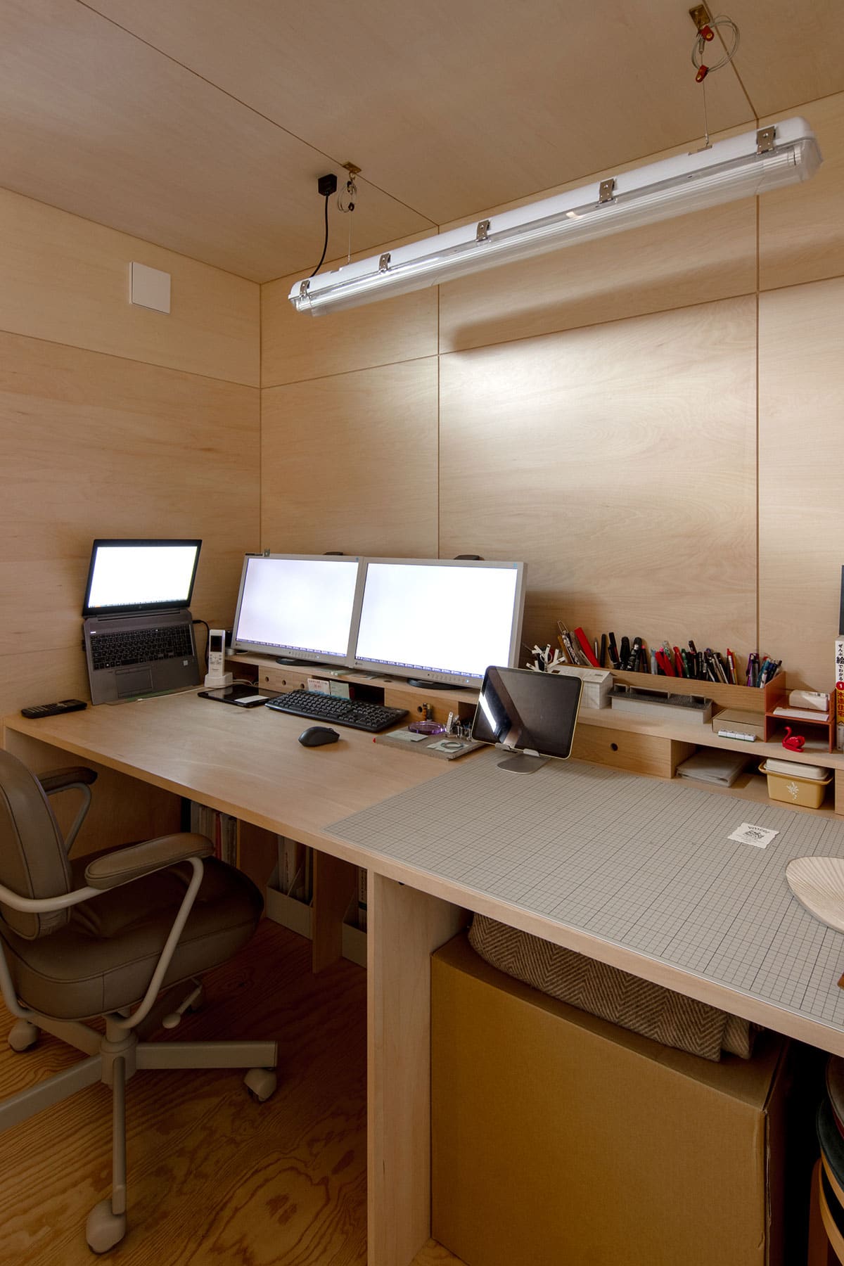 長い廊下の壁一面の本棚 - Shelf 壁一面の本棚 奥行350mm / アンダーカウンター本棚 - マルゲリータお客様事例