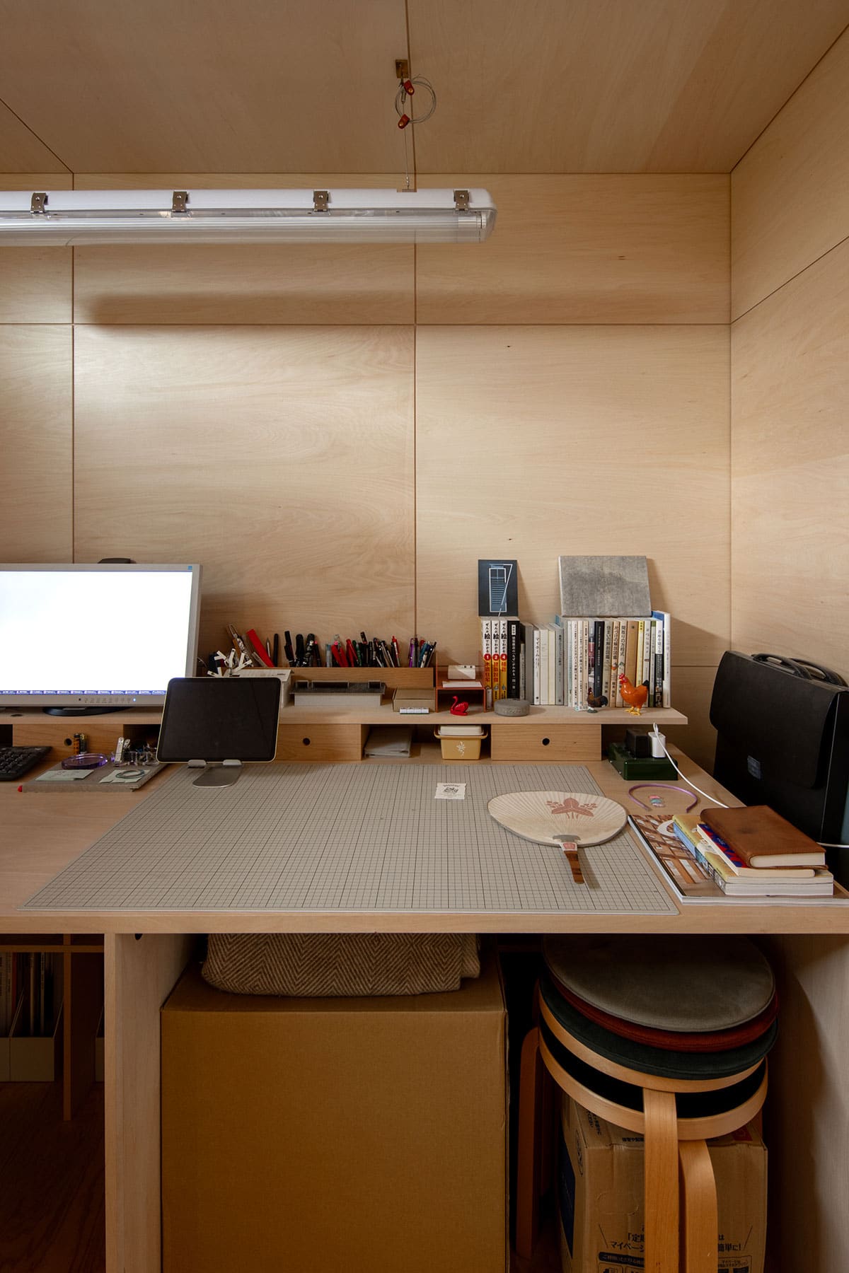 長い廊下の壁一面の本棚 - Shelf 壁一面の本棚 奥行350mm / アンダーカウンター本棚 - マルゲリータお客様事例