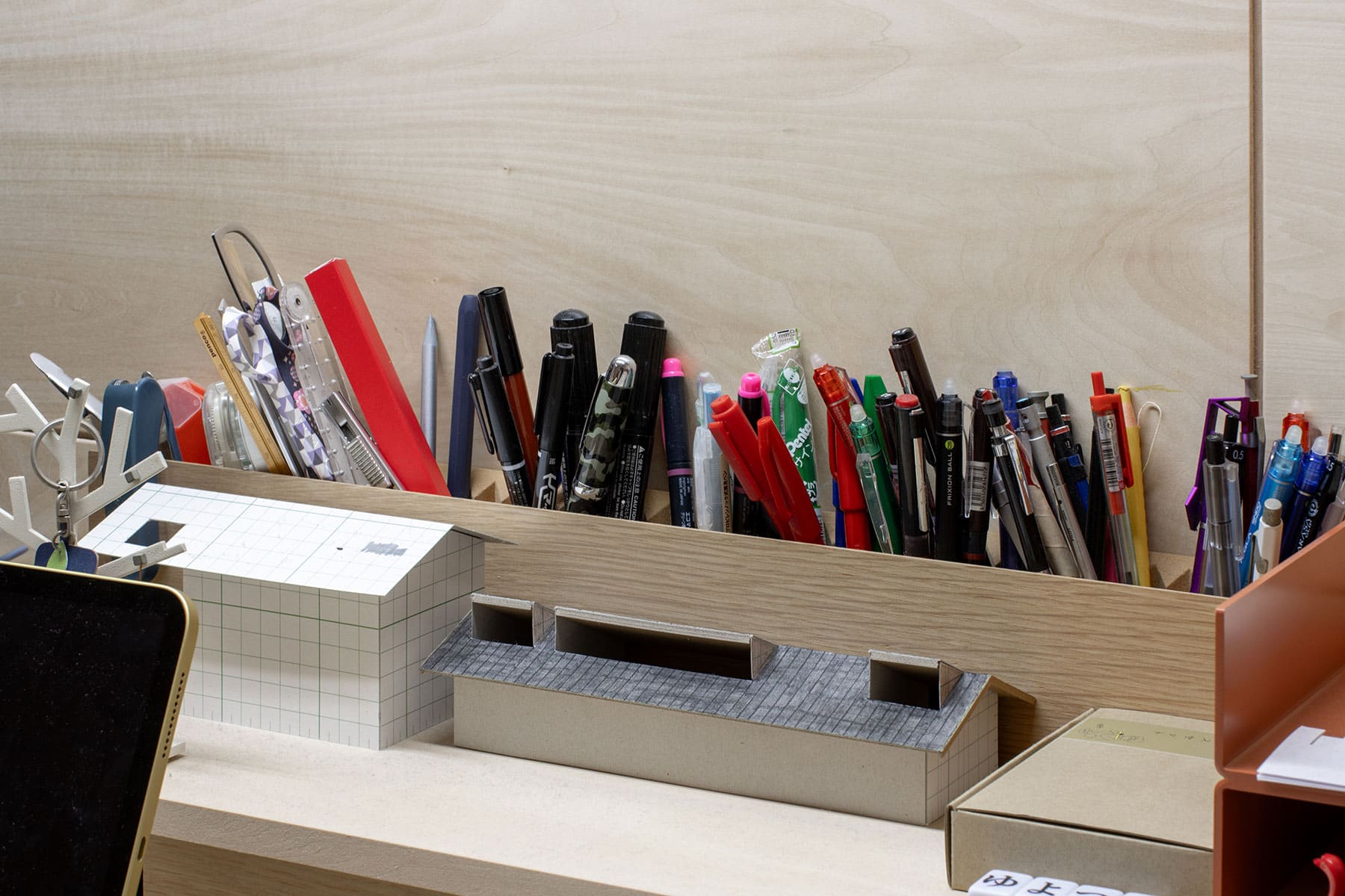 長い廊下の壁一面の本棚 - Shelf 壁一面の本棚 奥行350mm / アンダーカウンター本棚 - マルゲリータお客様事例